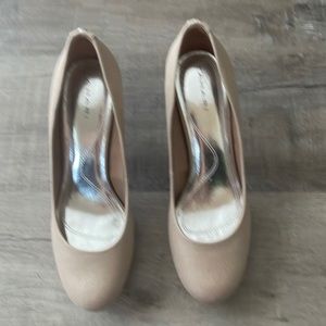 A pair of Tahari shoes in a tan colour with silver, size 9.5